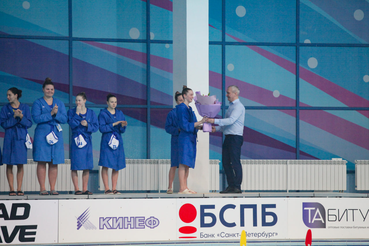 Анастасии Комаровой вручили удостоверение  и знак «Мастер спорта Российской Федерации».