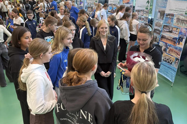 В бассейне «Атлантика» г. Гатчина состоялся мастер-класс и автограф-сессия  мастера спорта международного класса  по синхронному плаванию Елизаветы Смирновой