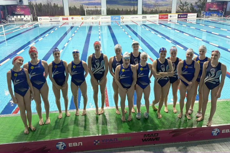 Сборная команда Ленинградской области  готовится к финалу первенства по водному поло среди девушек до 15 лет .